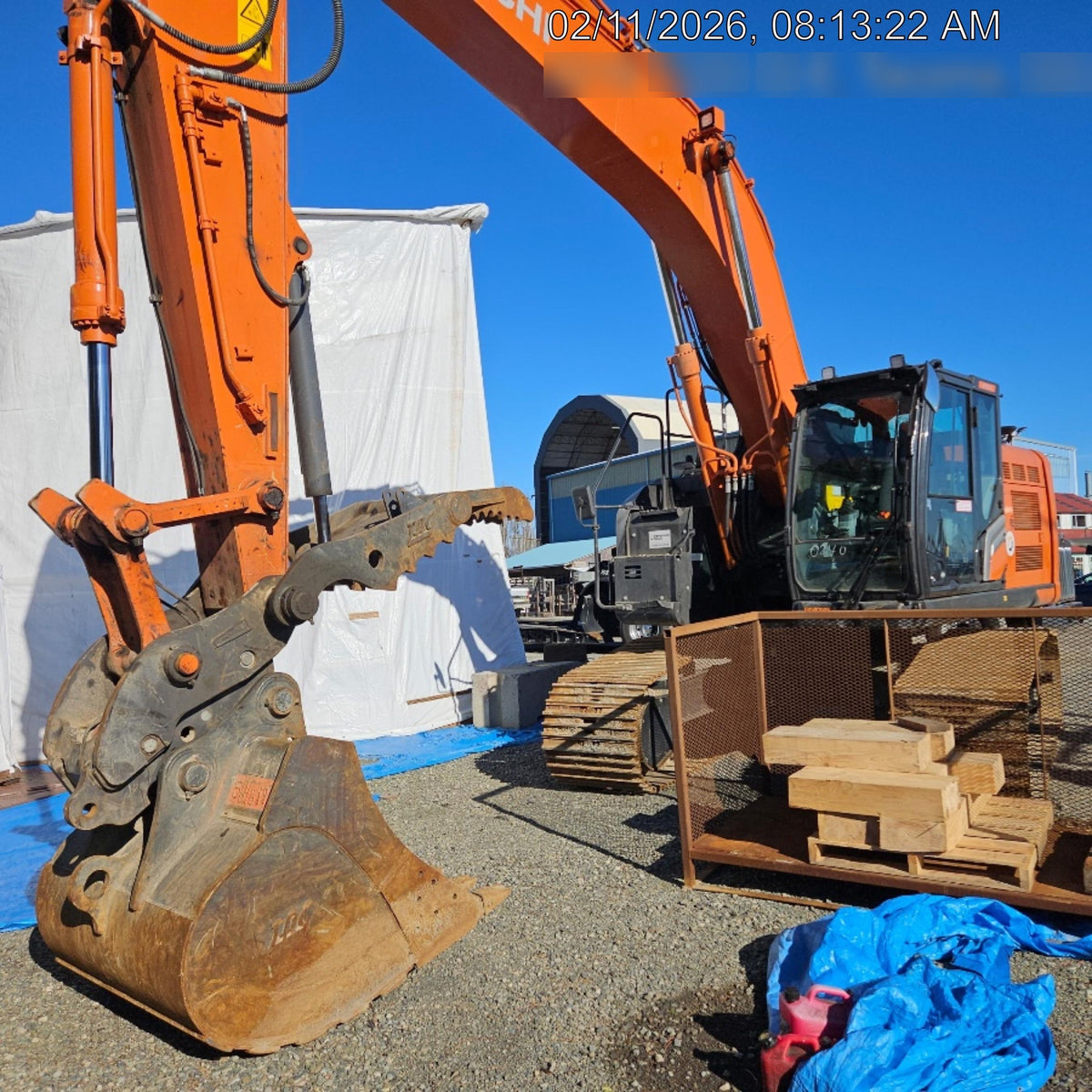 2025 HITACHI 54" Bucket - Hitachi