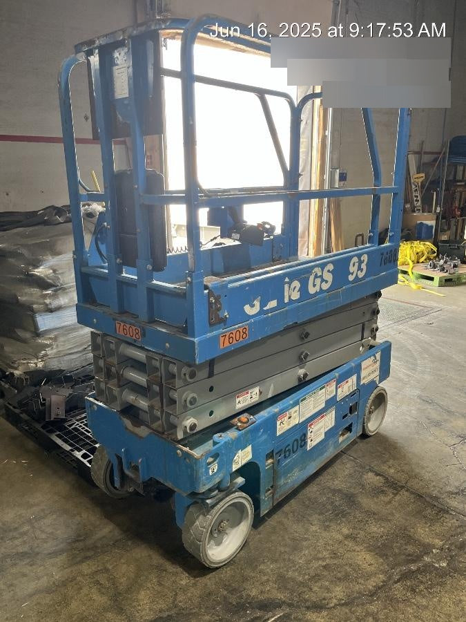 2018 Genie GS-1930 Genie GS-1930 Lift w/Fixed Rail and Chain Entry