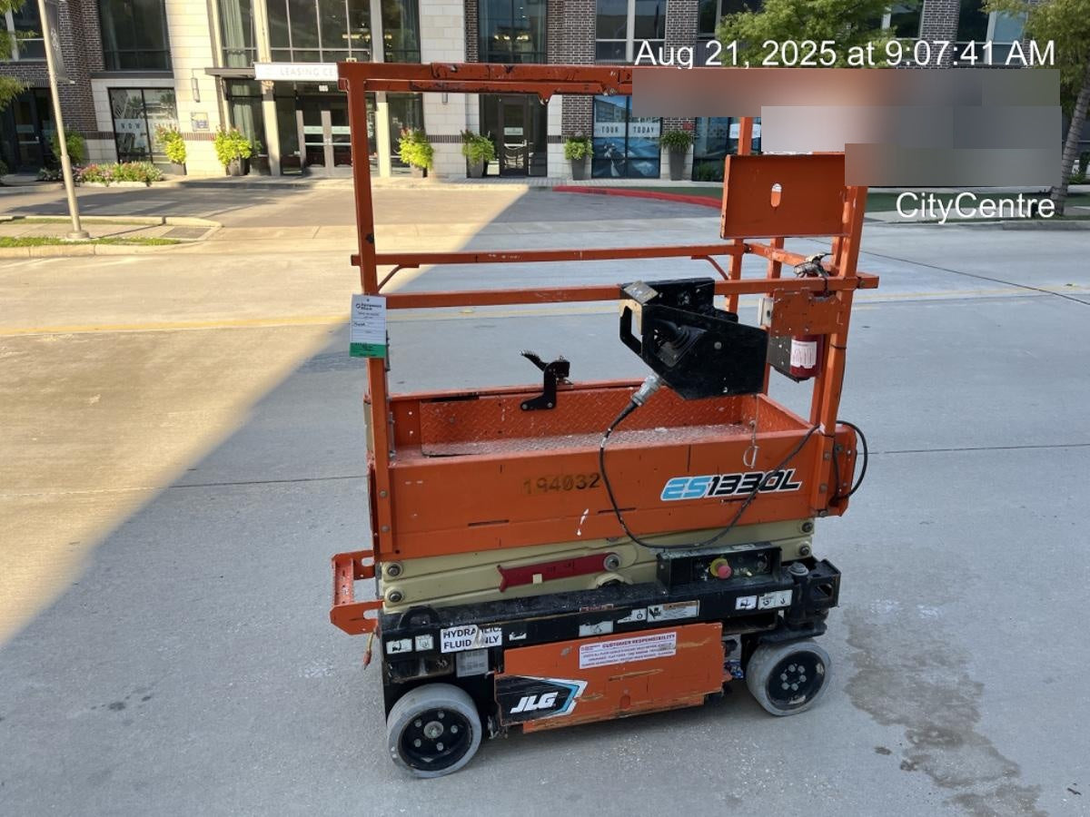 2021 JLG ES1330L