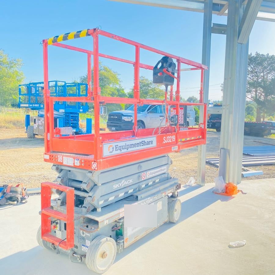 2020 Skyjack SJIII-3219 Solid NM Tires, Half height spring hinged entry gate, Dual Beacons, 800W Inverter