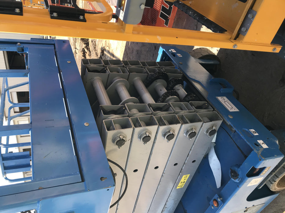 2019 Genie GS-4047 Folding rails with half height swing gate