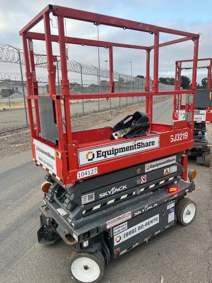 2020 Skyjack SJIII-3219 Solid NM Tires, Half height spring hinged entry gate, Dual Beacons, 800W Inverter