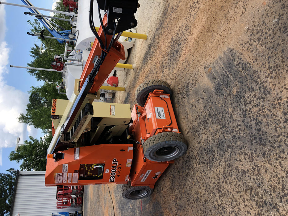 2019 JLG E300AJP