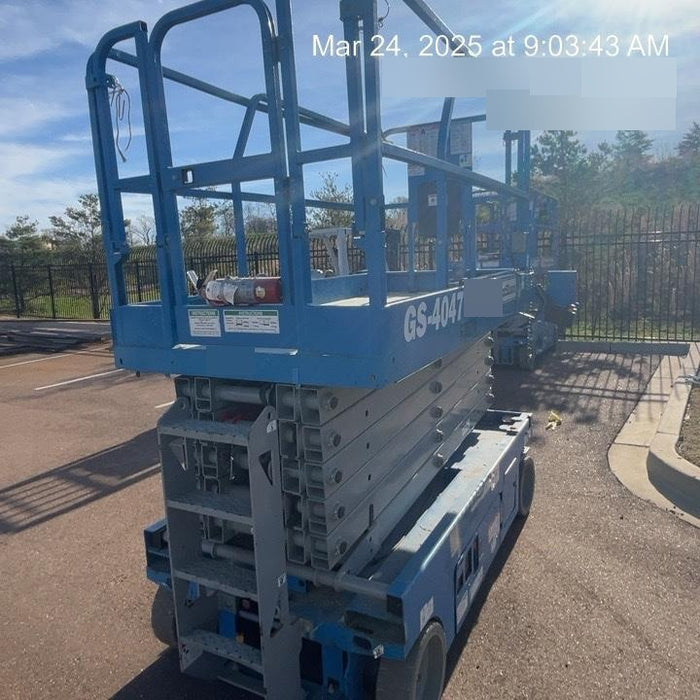 2019 Genie GS-4047 Folding rails with half height swing gate