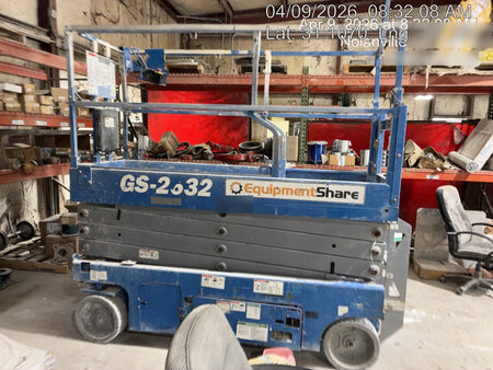 2019 Genie GS-2632 Folding rails with half height swing gate