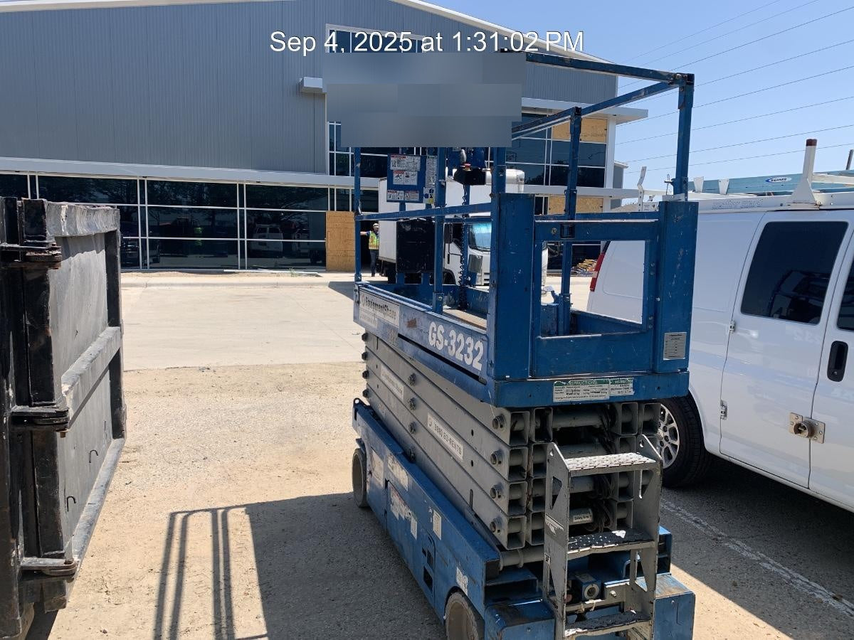 2016 Genie GS-3232 32' Narrow Scissor Lift