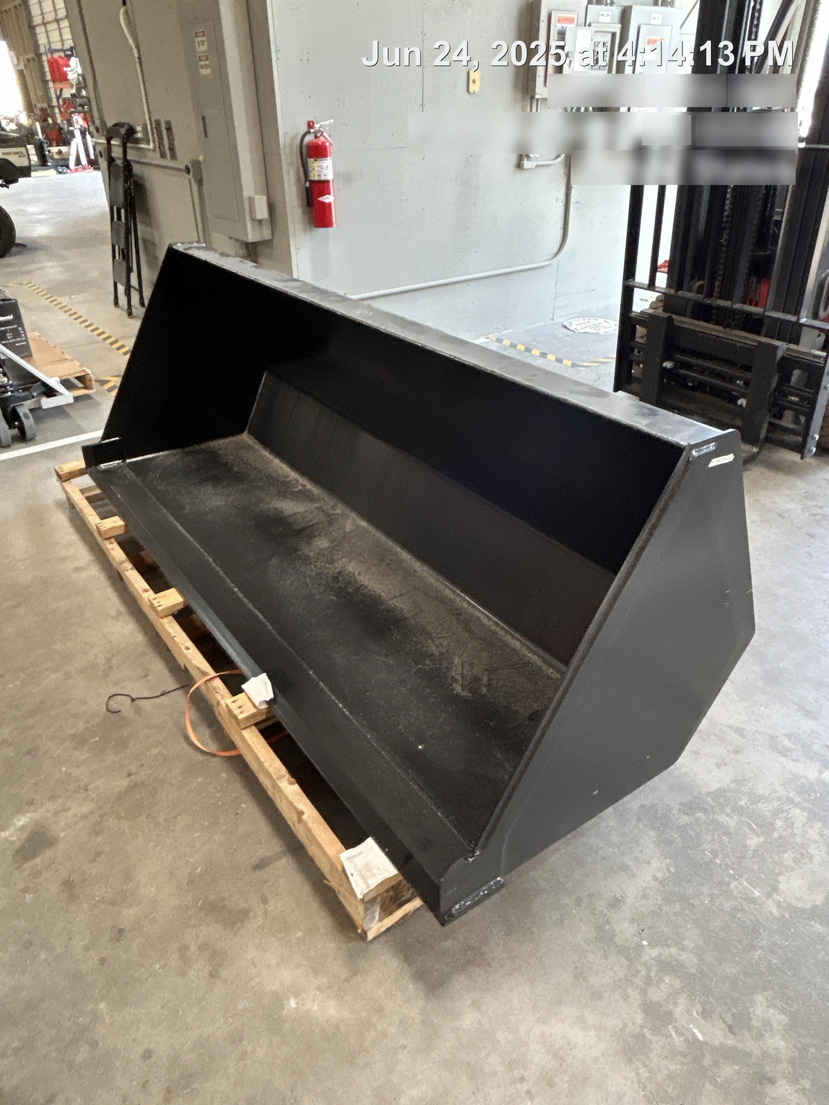 2025 JLG 1001100823