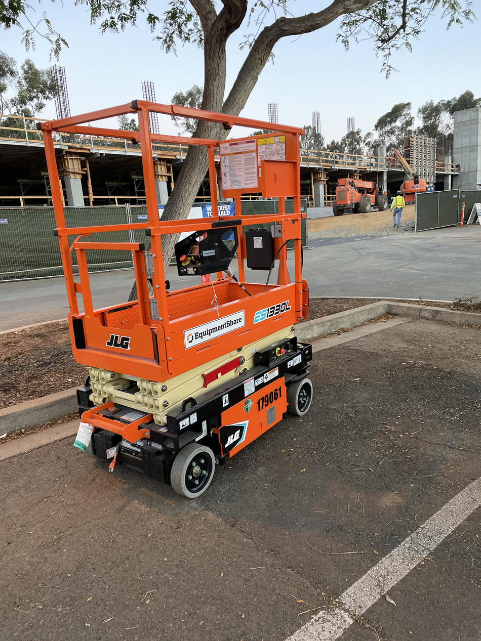 2021 JLG ES1330L