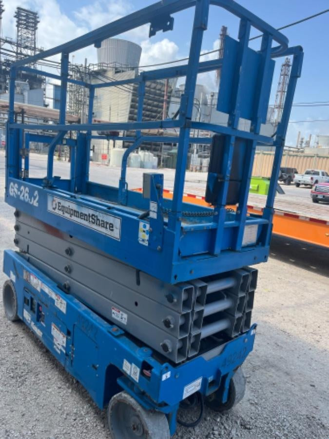 2019 Genie GS-2632 Folding rails with half height swing gate
