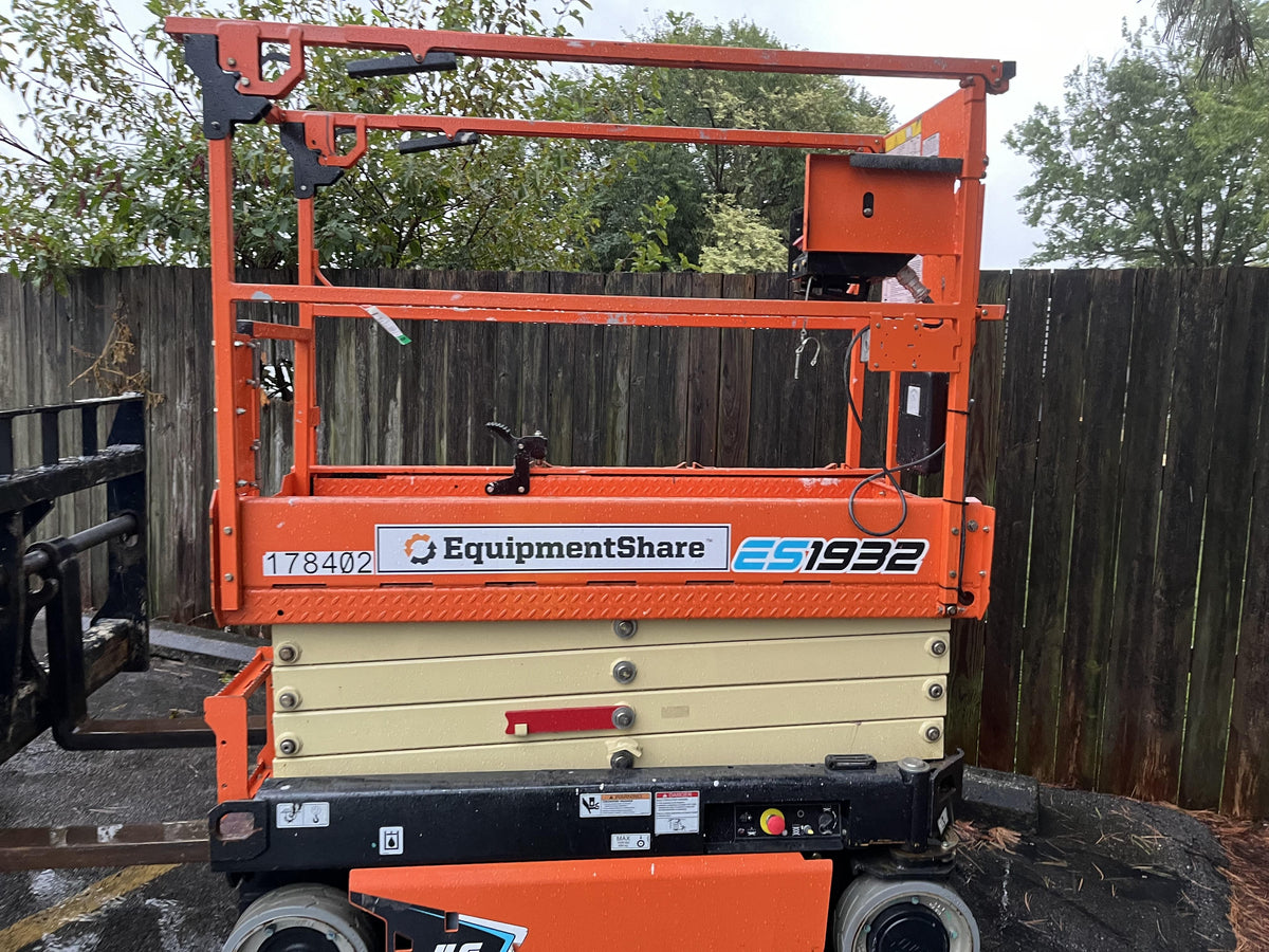 2021 JLG ES1932