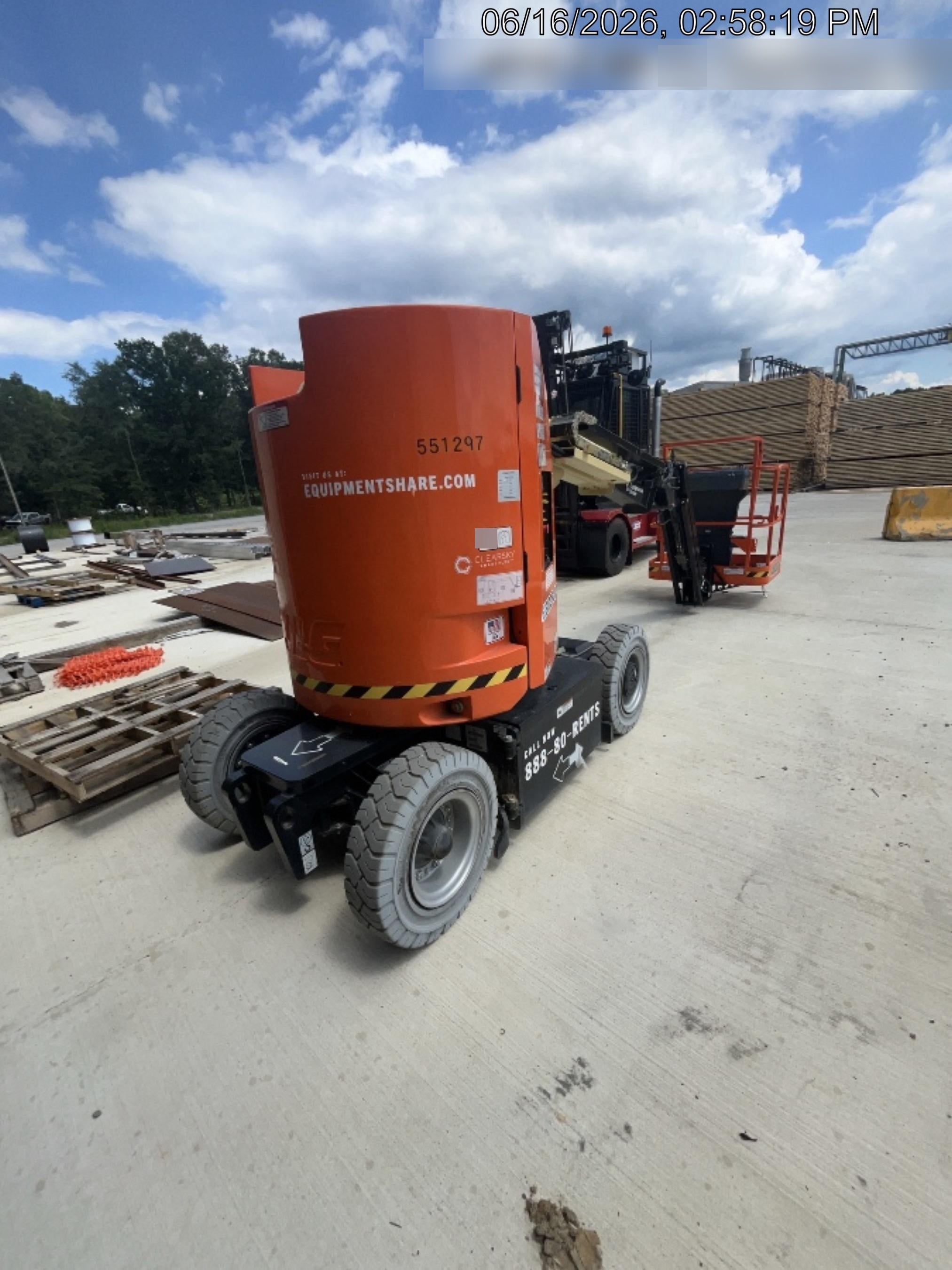 2025 JLG E300AJP