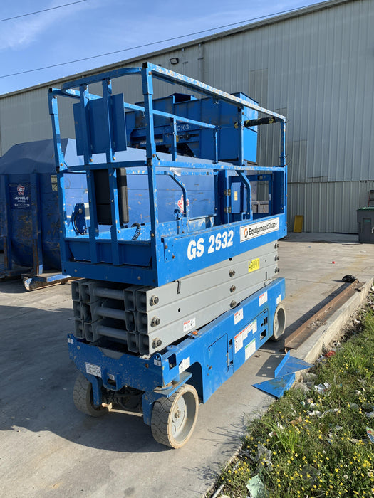 2019 Genie GS-2632 Folding rails with half height swing gate