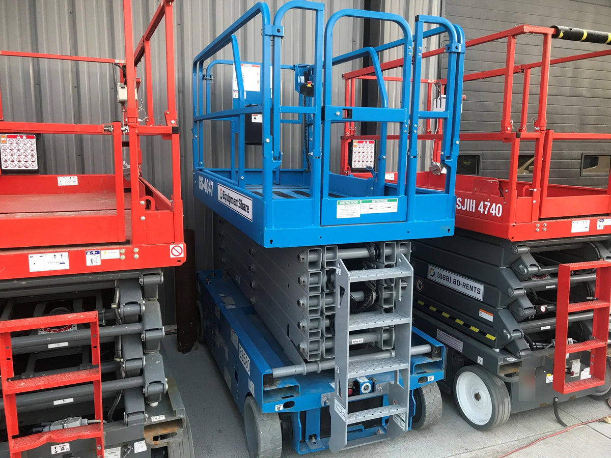 2019 Genie GS-4047 Folding rails with half height swing gate