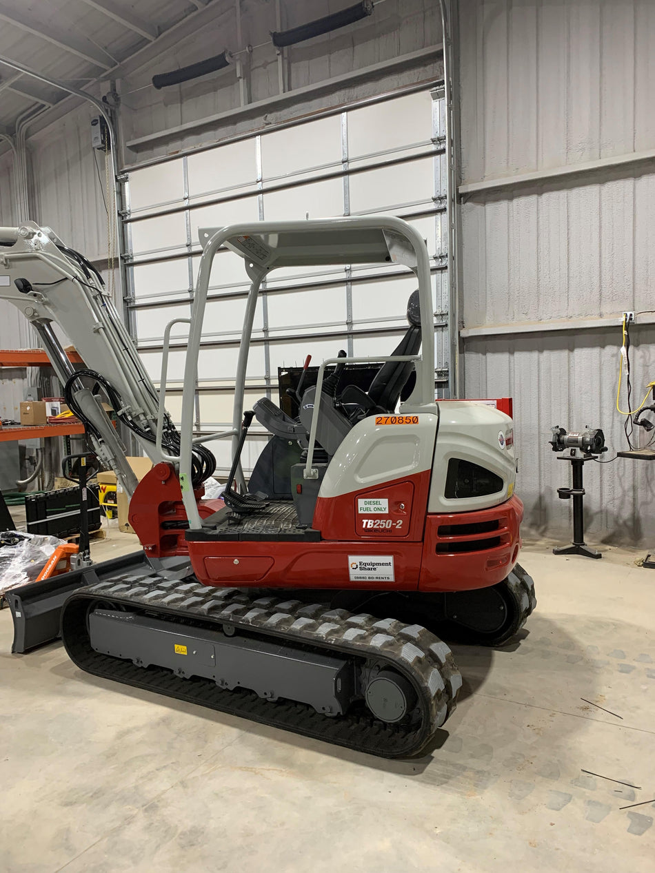2022 TAKEUCHI TB250-2R
