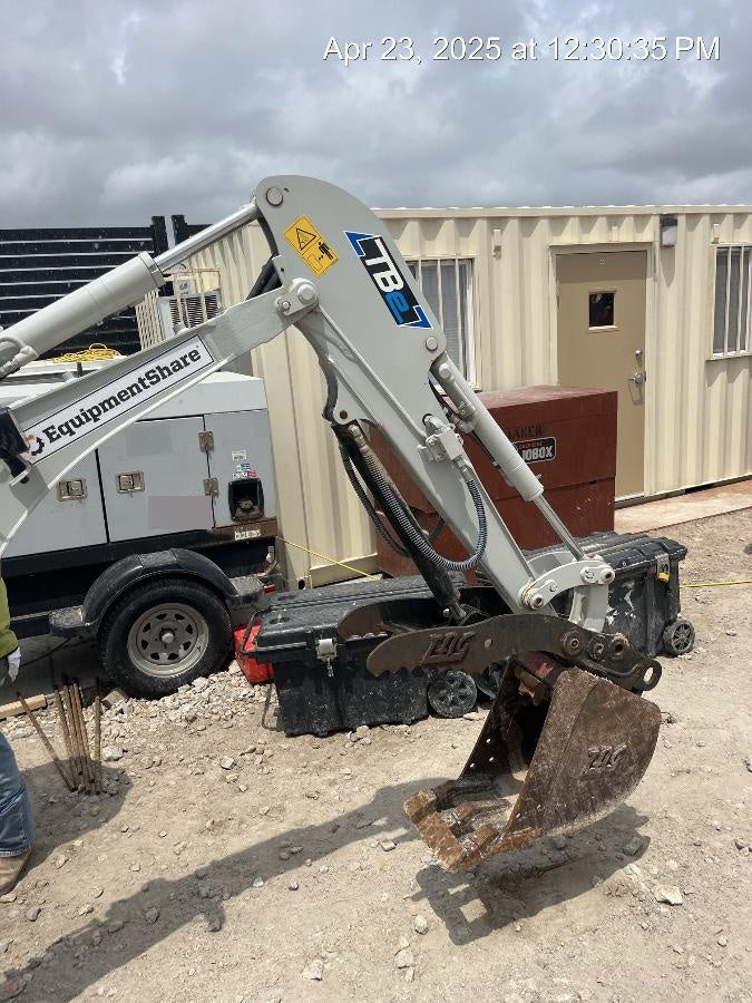 2023 TAKEUCHI TB20e