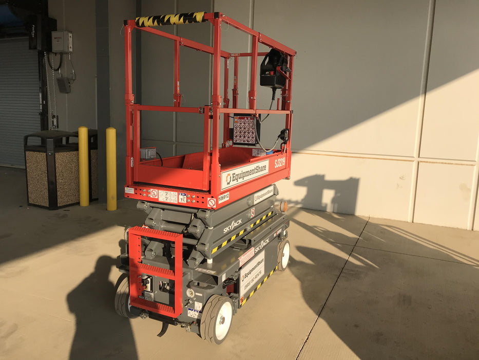 2020 Skyjack SJIII-3219 Solid NM Tires, Half height spring hinged entry gate, Dual Beacons, 800W Inverter