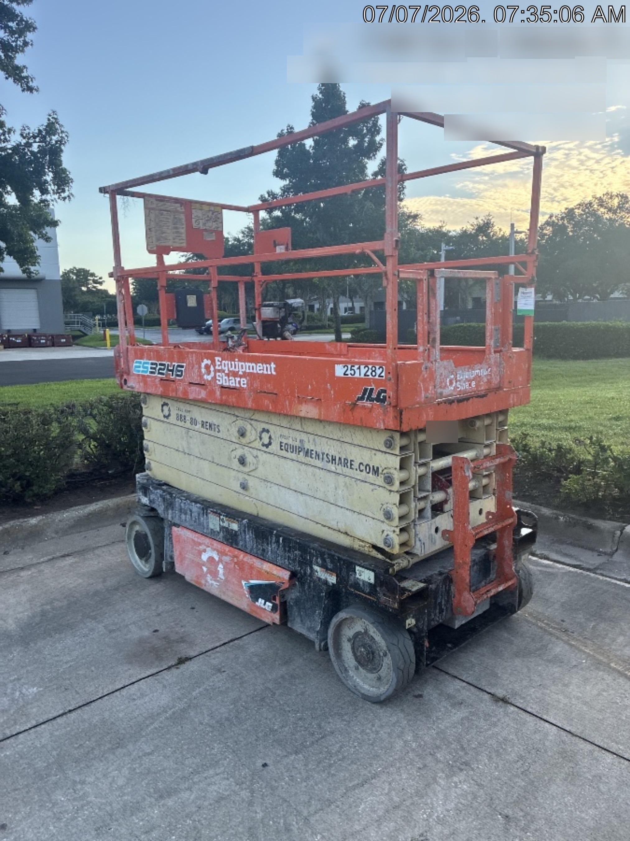 2022 JLG ES3246