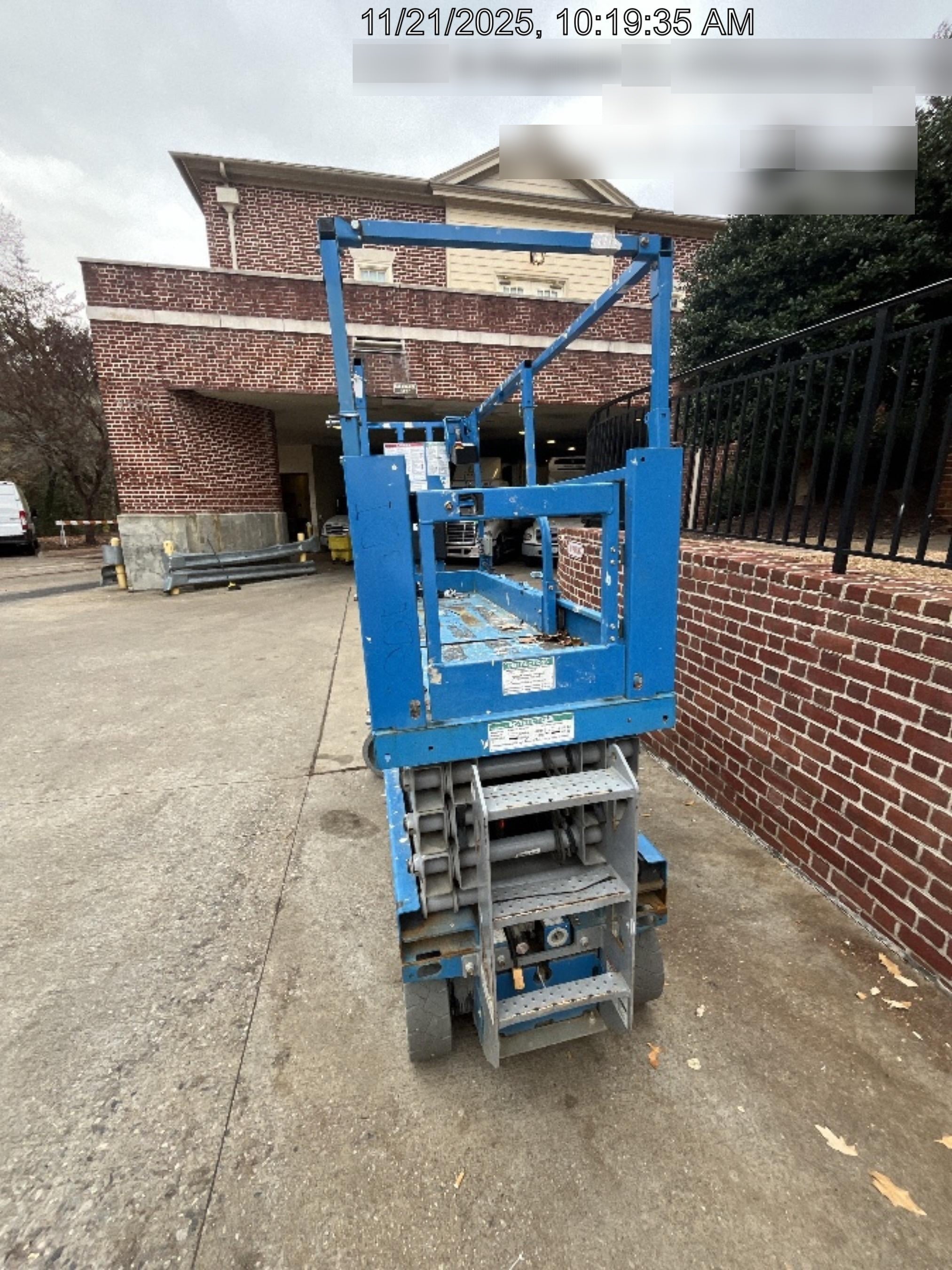 2019 Genie GS-2632 Folding rails with half height swing gate