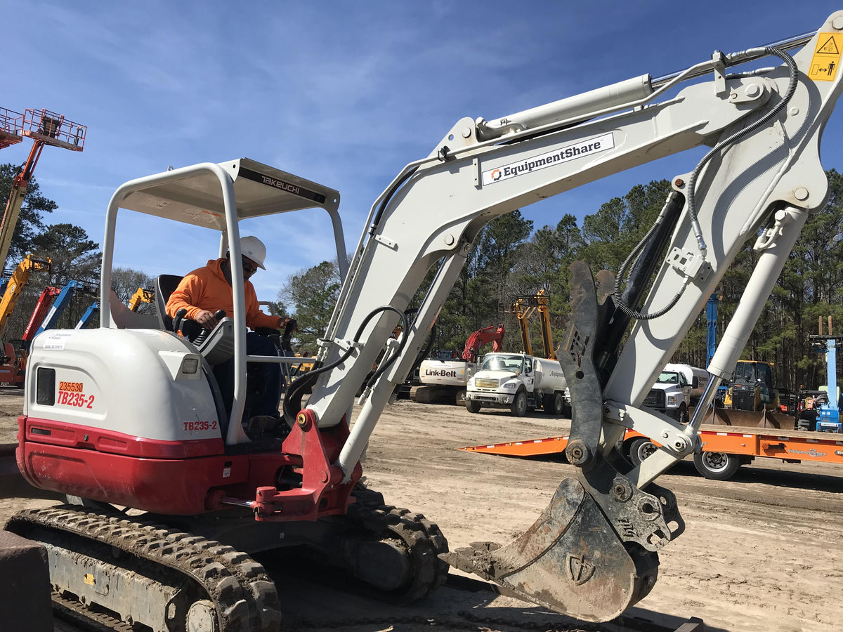 2022 TAKEUCHI TB235-2R