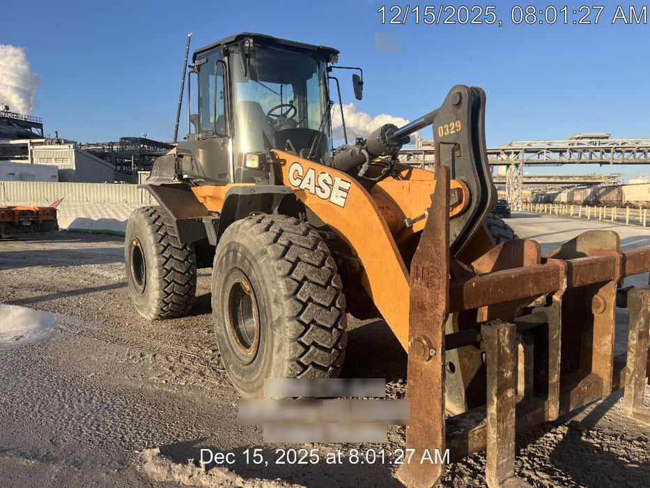 2017 Case 821G CLOSED CAB, JRB 418 STYLE HYD COUPLER