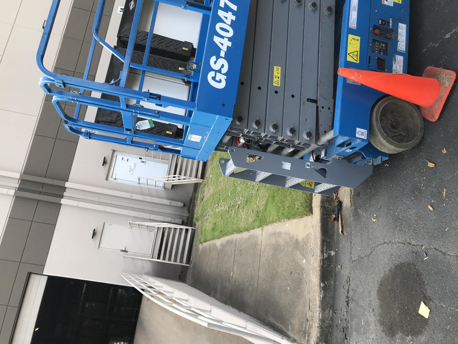 2019 Genie GS-4047 Folding rails with half height swing gate