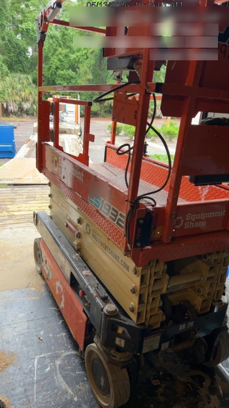 2023 JLG ES1932