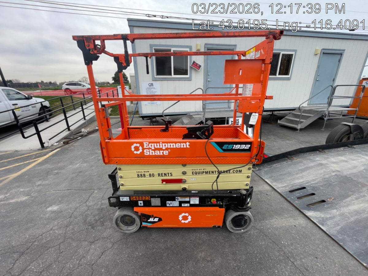 2025 JLG ES1932