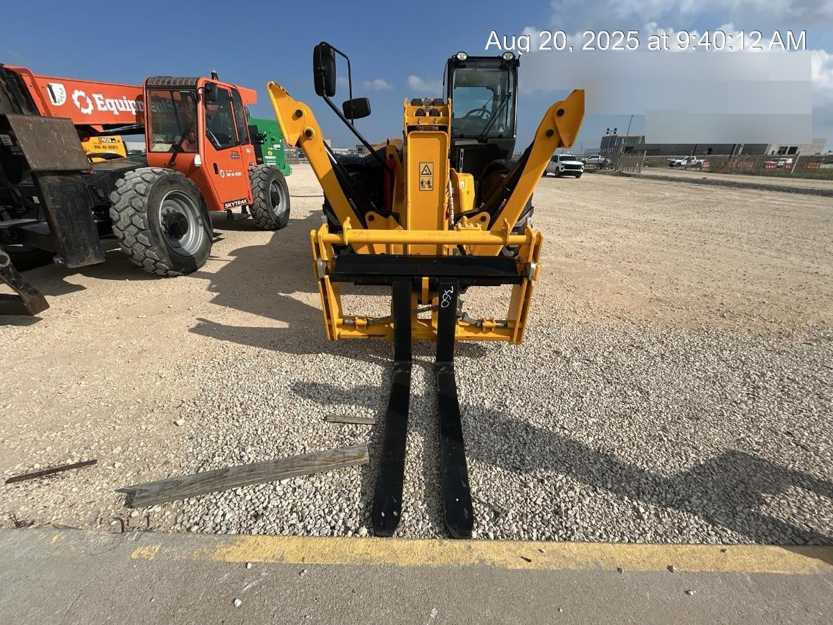 2021 CASE 588H