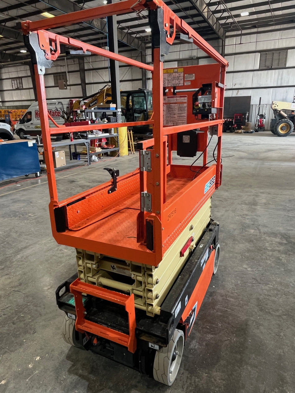 2023 JLG ES1932