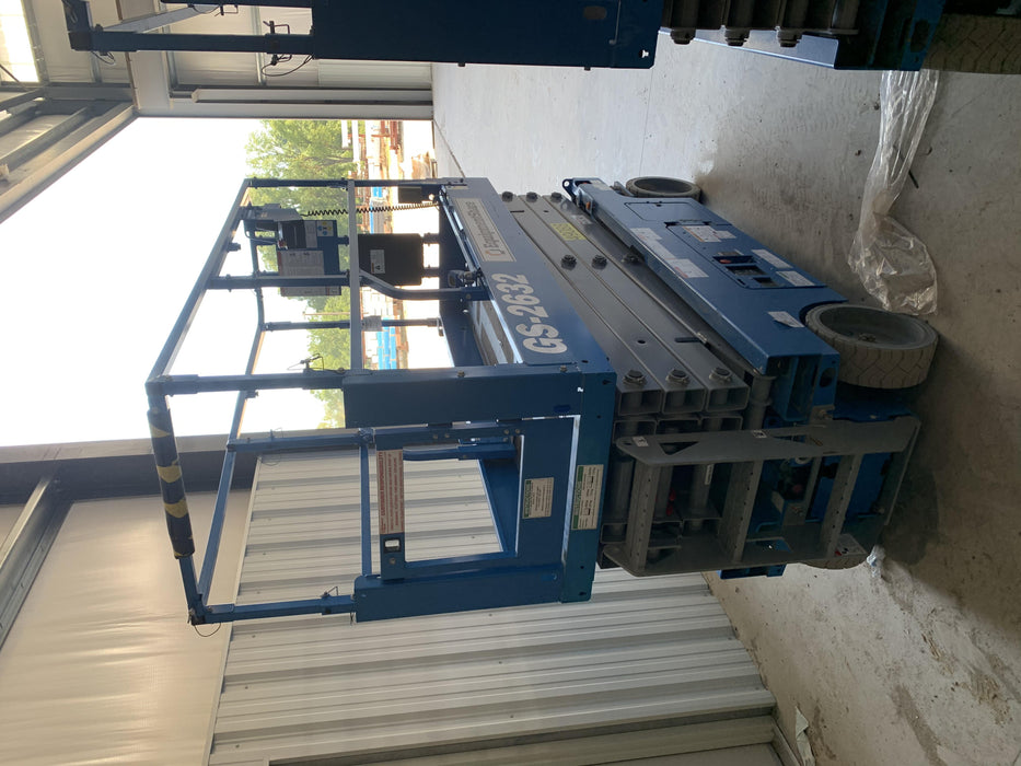 2019 Genie GS-2632 Folding rails with half height swing gate