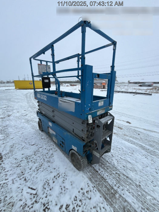 2019 Genie GS-2632 Folding rails with half height swing gate