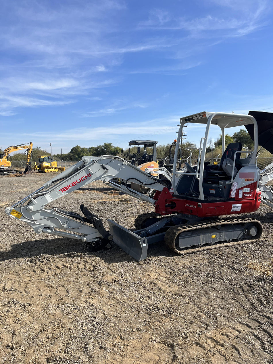 2023 TAKEUCHI TB235-2R