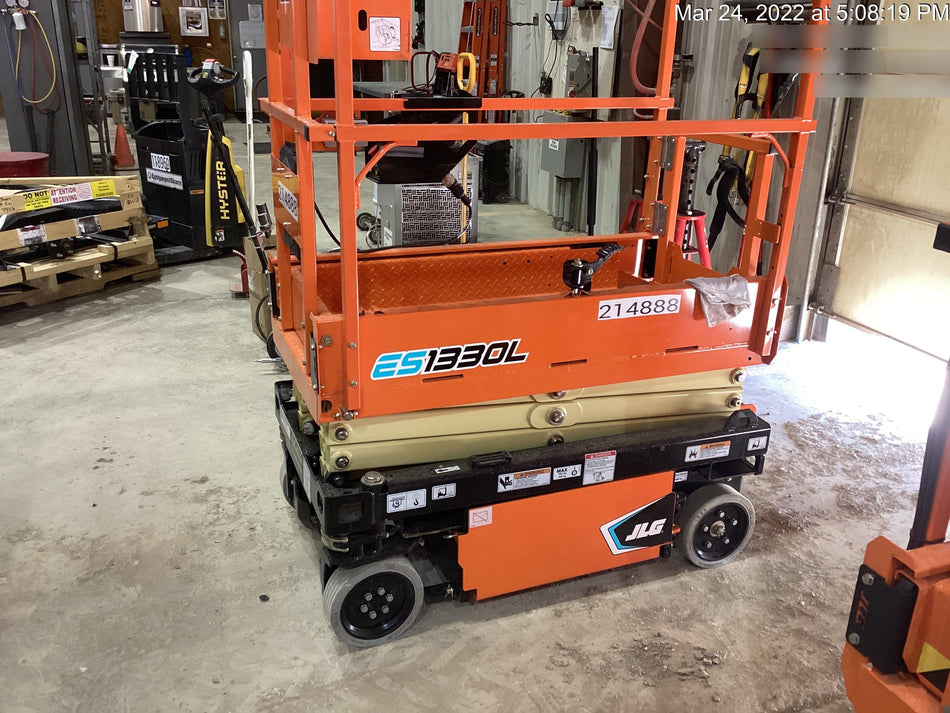 2022 JLG ES1330L