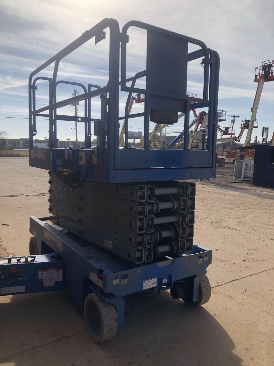 2019 Genie GS-4047 Folding rails with half height swing gate