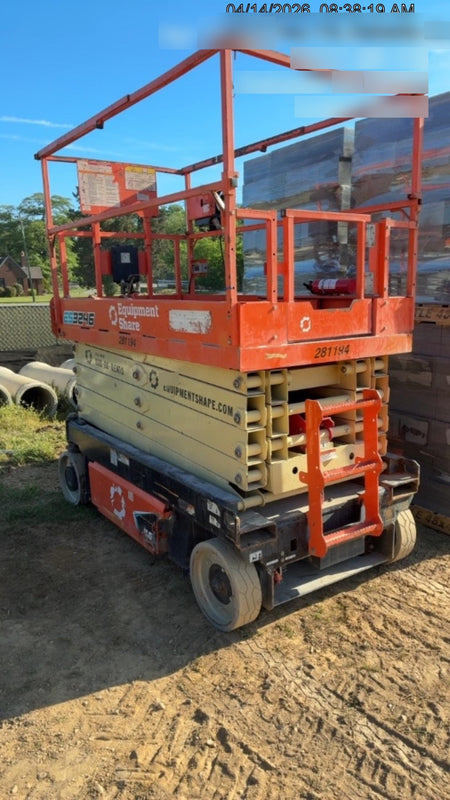 2022 JLG ES3246