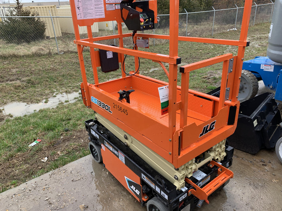 2022 JLG ES1330L