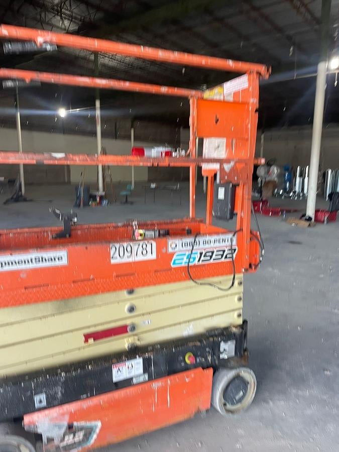 2022 JLG ES1932