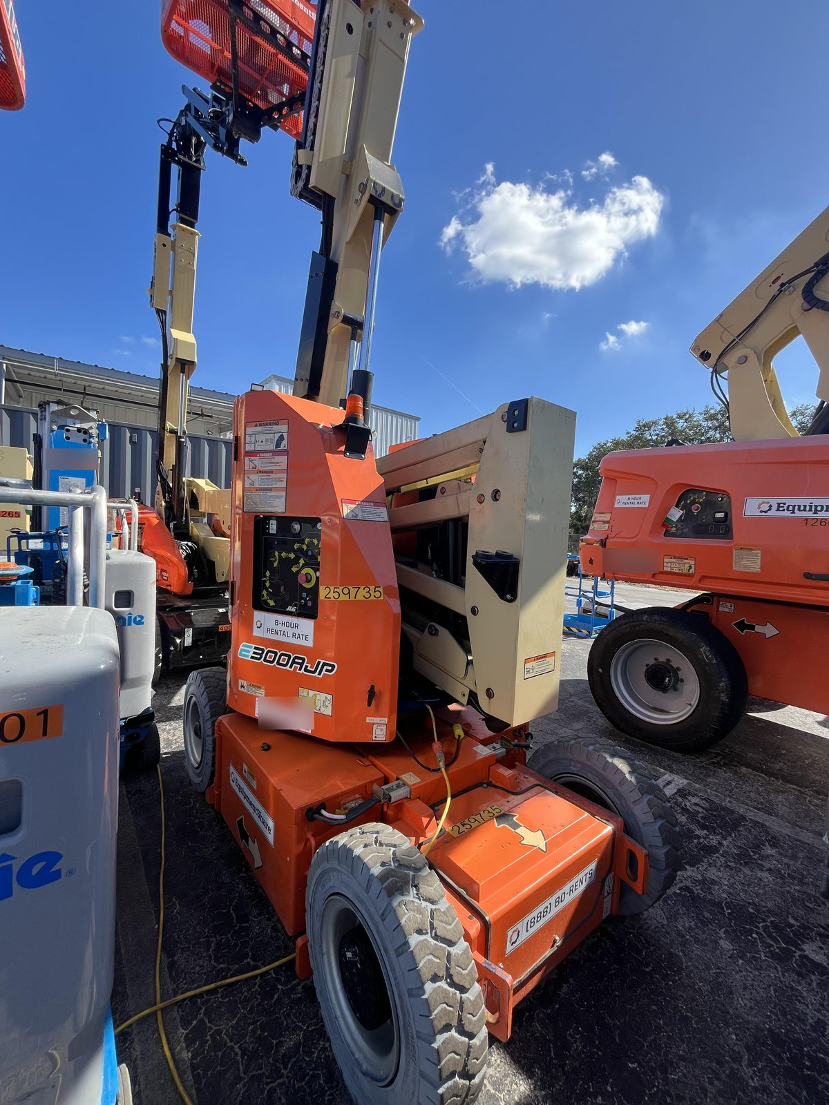 2022 JLG E300AJP