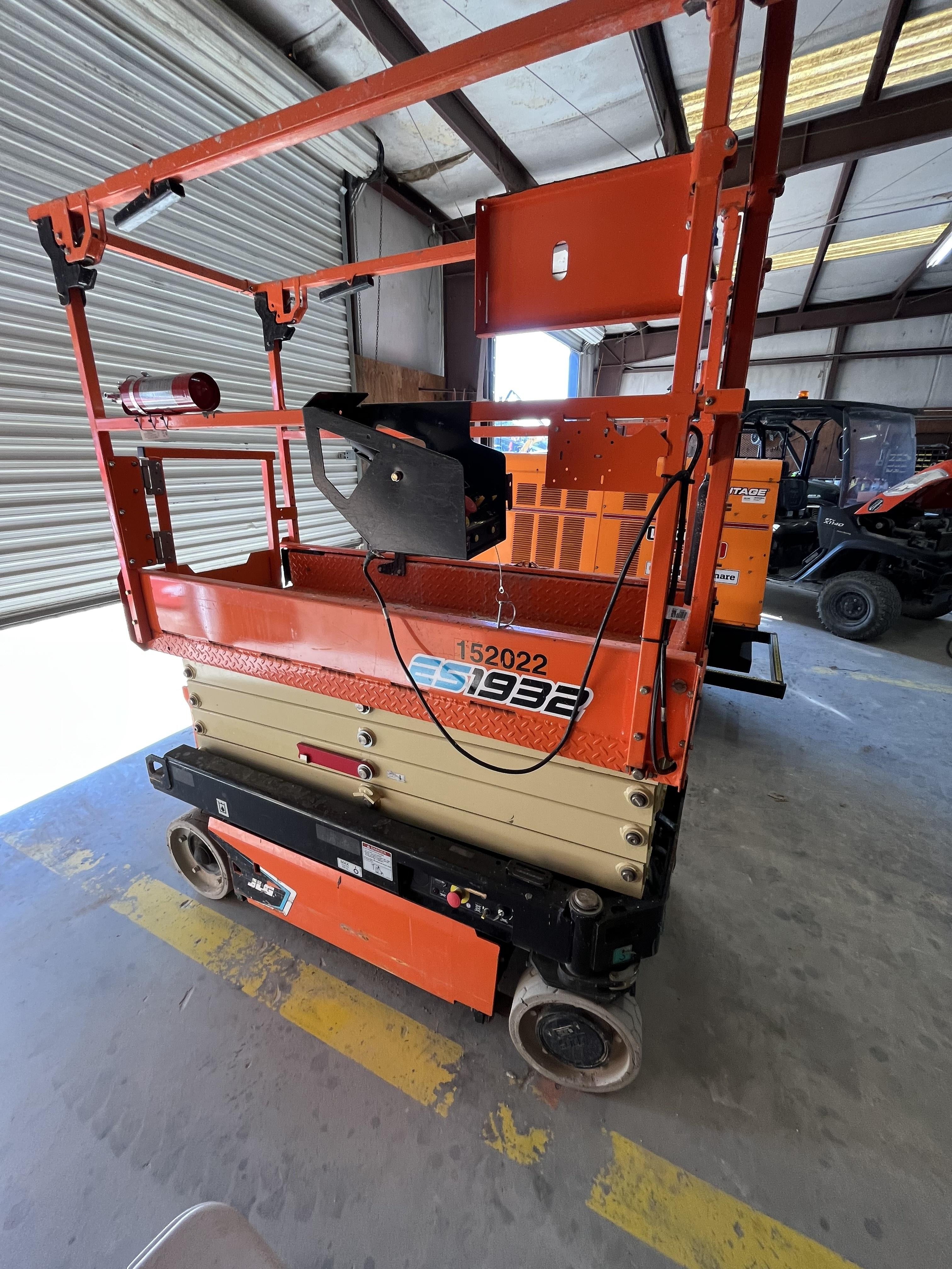 2021 JLG ES1932