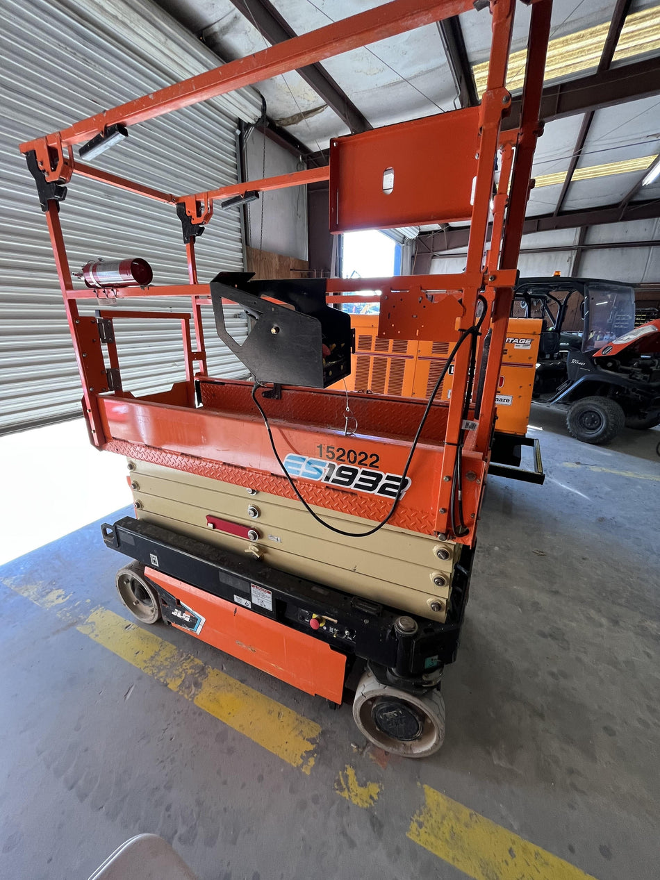2021 JLG ES1932