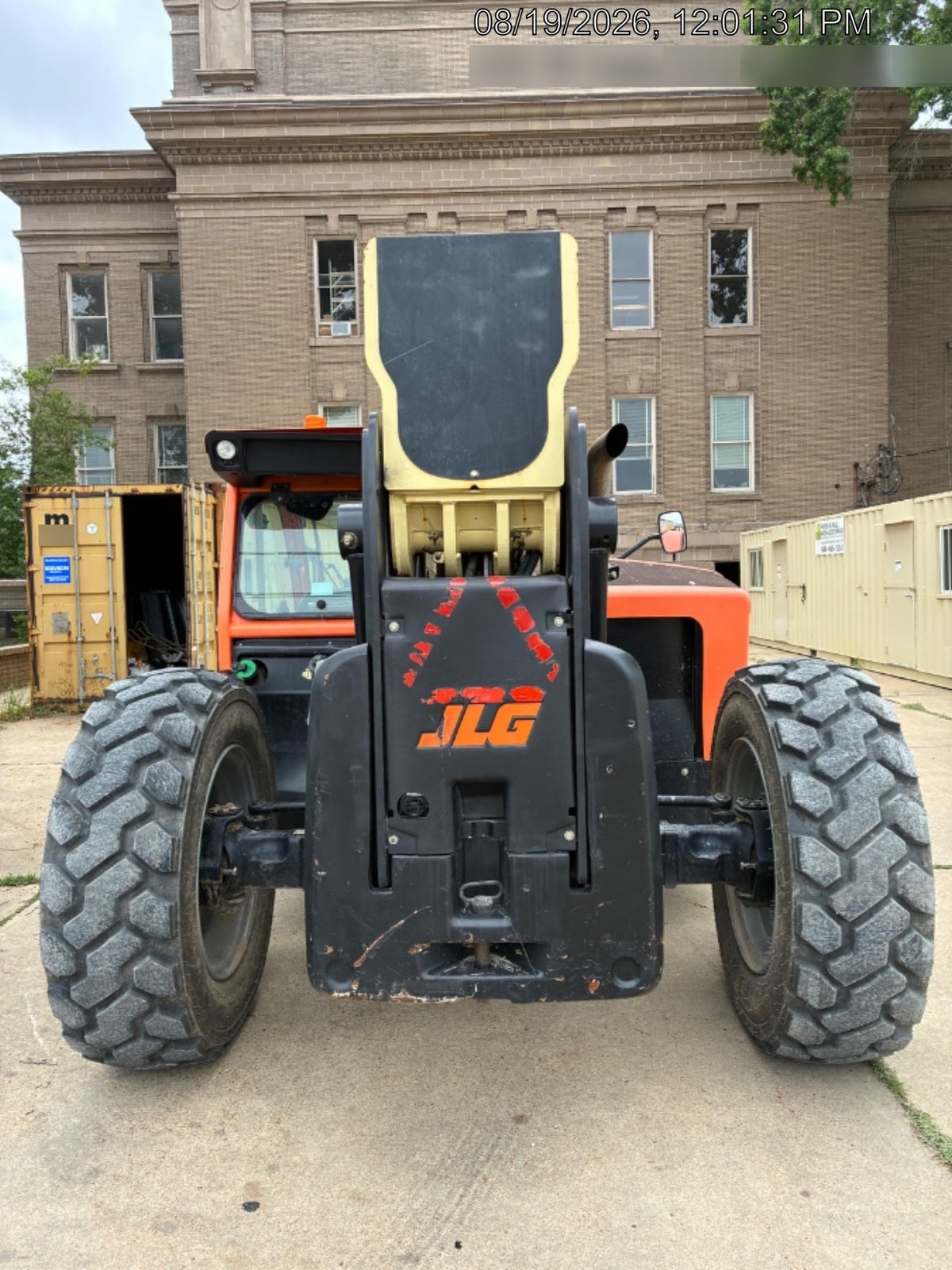 2016 JLG 1055