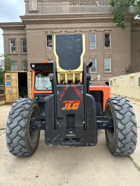 2016 JLG 1055