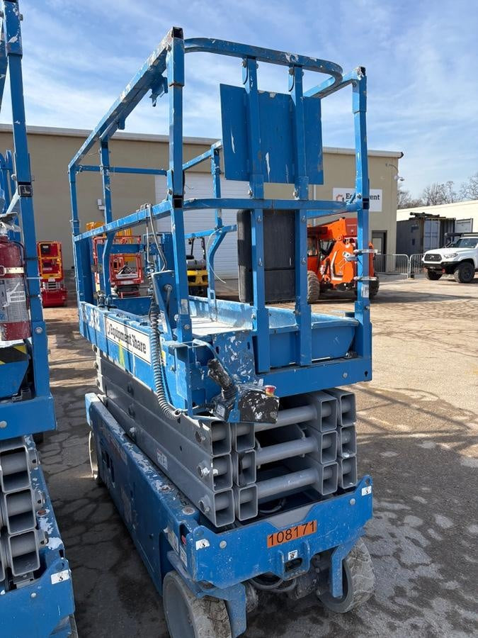 2020 Genie GS-2632 Solid NM Tires, Folding Rails with Half-Height Swing Gate, Beacon