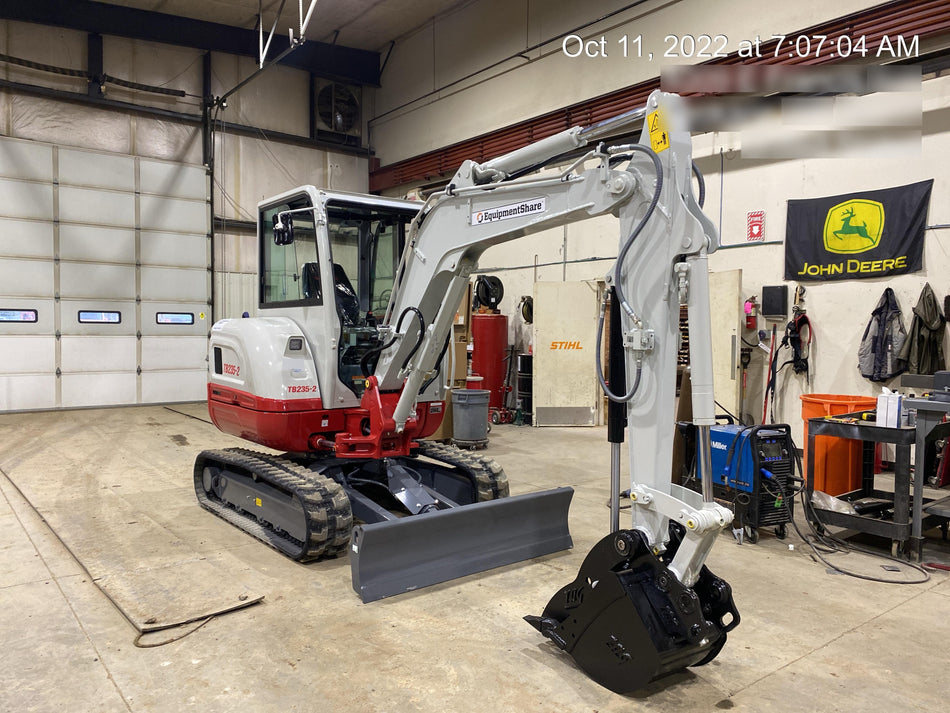 2022 TAKEUCHI TB235-2CR