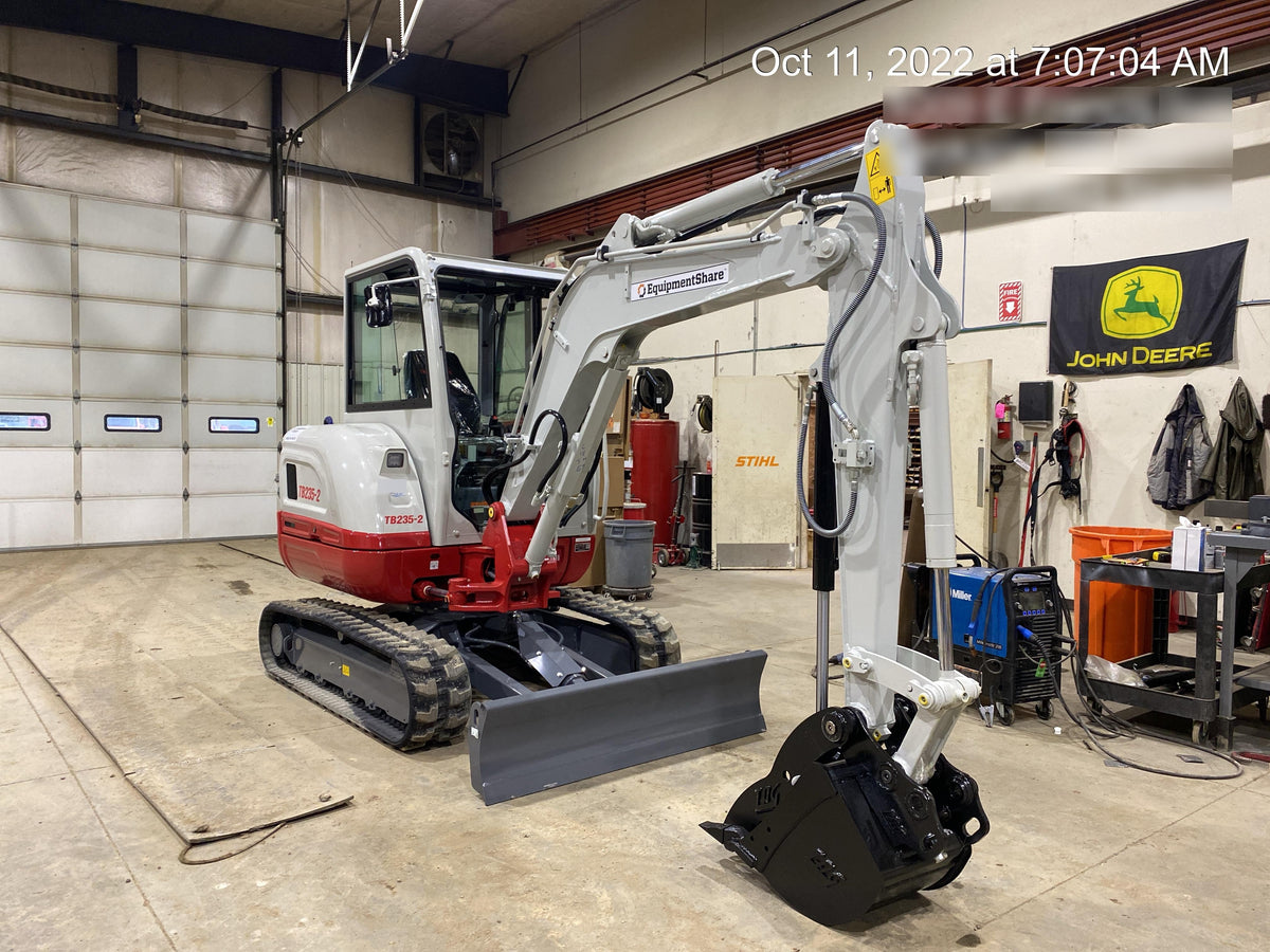 2022 TAKEUCHI TB235-2CR