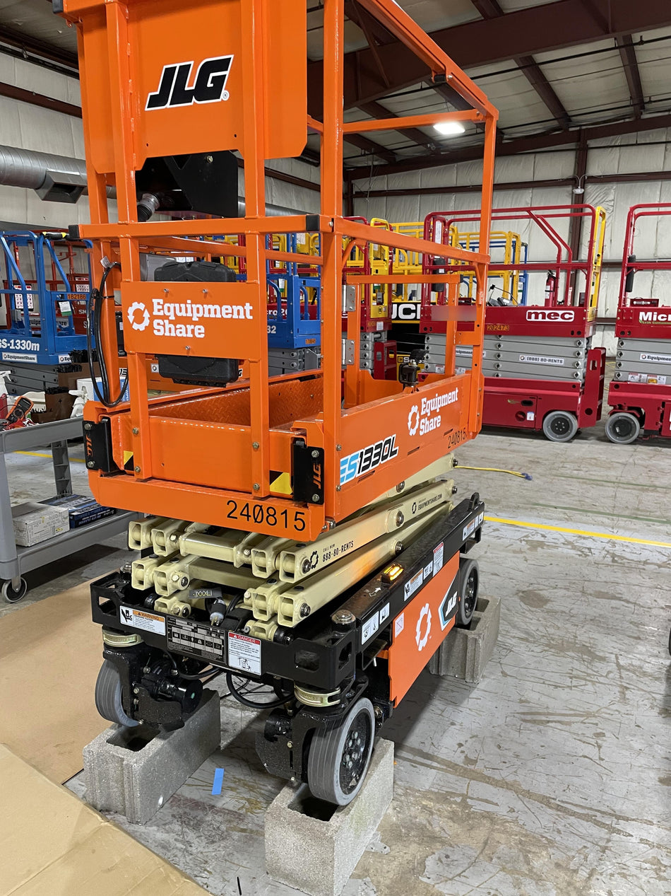 2022 JLG ES1330L