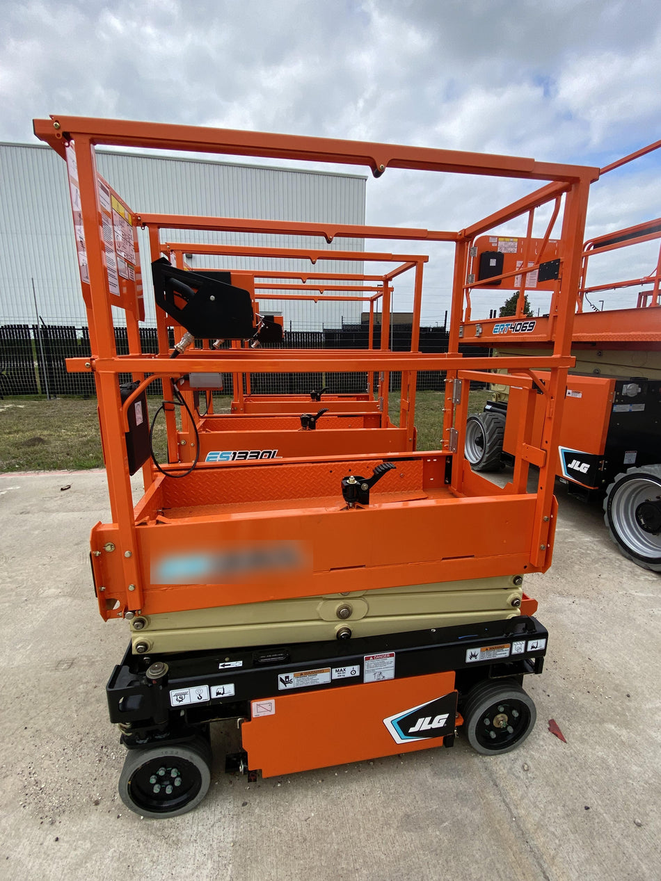 2021 JLG ES1330L