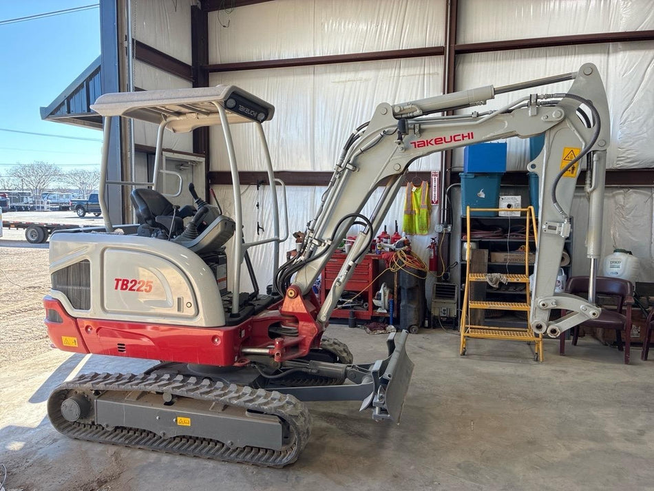 2022 TAKEUCHI TB225R