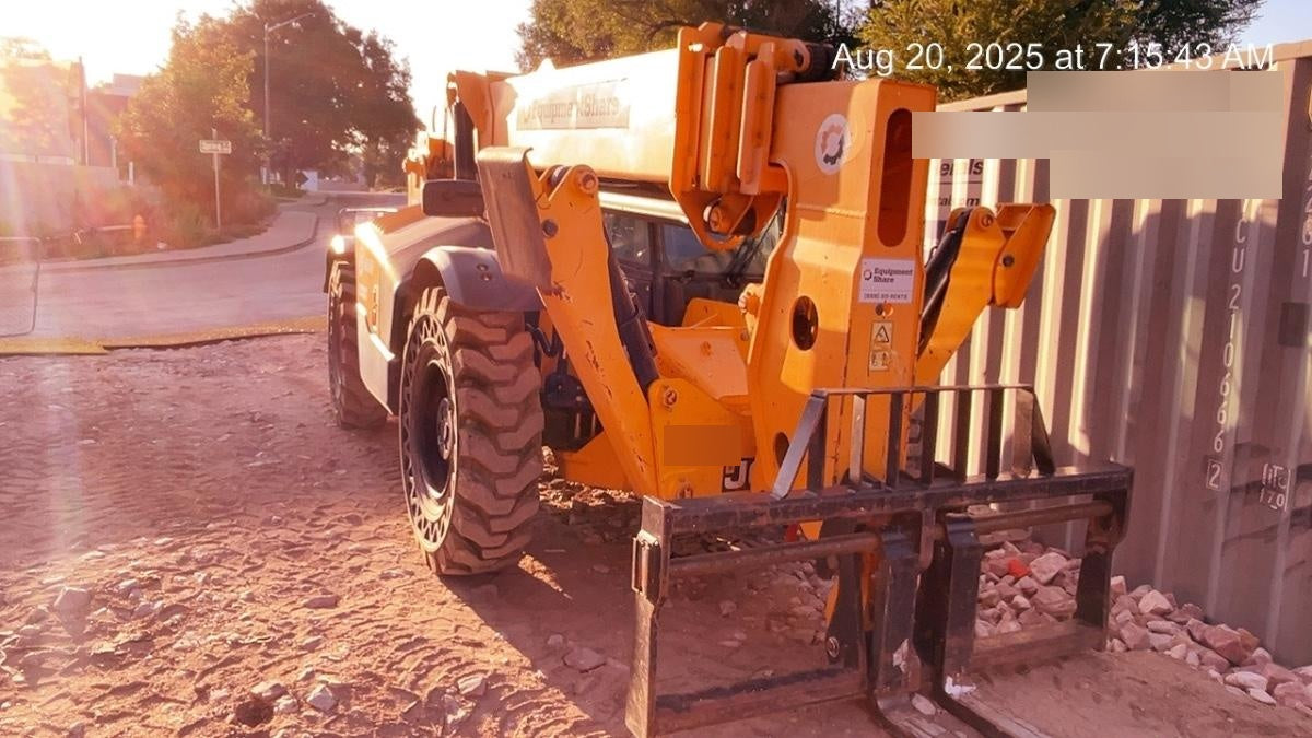2018 JCB 510-56 JCB 510-56 Telehandler 74 HP w/CAB/HVAC, Beacon, Worklights, Aux Hydraulics, Solid Tires, 60" Carriage/Forks