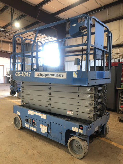 2019 Genie GS-4047 Folding rails with half height swing gate